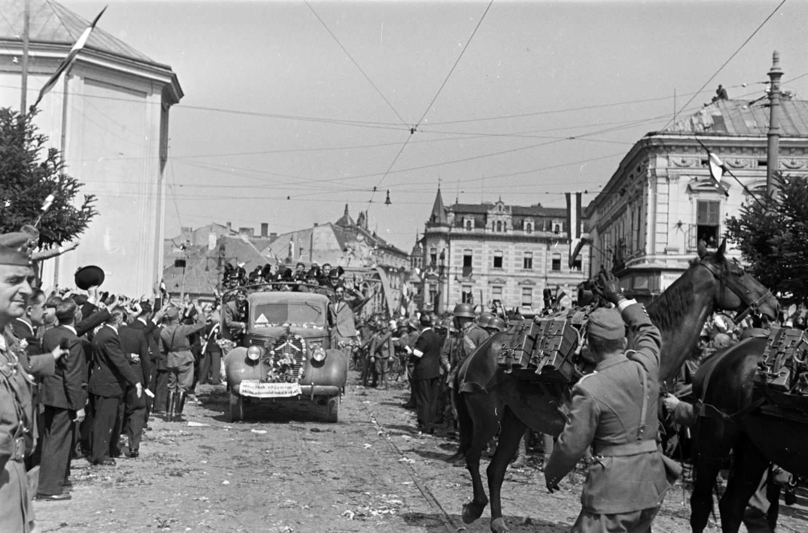 Romania,Transylvania, Oradea, Szent László tér (Piata Unirii), balra a Szent László-templom. A felvétel 1940. szeptember 7-én a kormányzói fogadó ünnepségen, a magyar csapatok bevonulása idején készült., 1940, Horváth József, conscription, Fortepan #265395