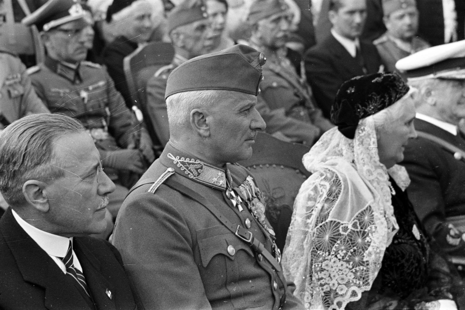 Románia,Erdély, Nagyvárad, Szent László tér (Piata Unirii), a dísztribünön jobb szélen Horthy Miklós kormányzó és tőle balra a felesége. A felvétel 1940. szeptember 7-én a kormányzói fogadó ünnepségen, a magyar csapatok bevonulása idején készült., 1940, Horváth József, fátyol, csipke, Fortepan #265396