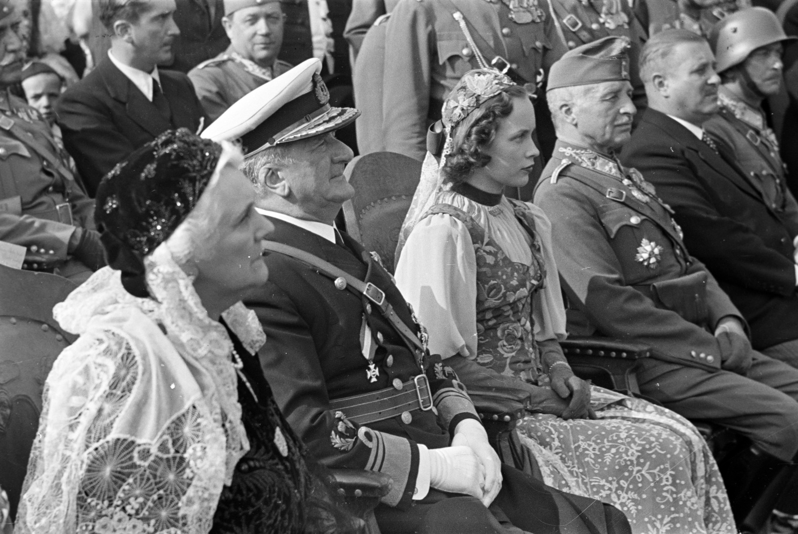 Romania,Transylvania, Oradea, Szent László tér (Piata Unirii), a dísztribünön Horthy Miklós kormányzó és balra a felesége. A felvétel 1940. szeptember 7-én a kormányzói fogadó ünnepségen, a magyar csapatok bevonulása idején készült., 1940, Horváth József, Fortepan #265397