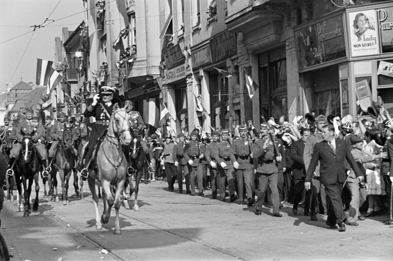 Romania,Transylvania, Oradea, Rákóczi út (Calea Republicii) a Gr. Széchenyi István tér (Parcul Traian) felé vezető utca sarkánál. Elől Horthy Miklós kormányzó lovagol, a felvétel 1940. szeptember 7-én, a magyar csapatok bevonulása idején készült., 1940, Horváth József, Fortepan #265399