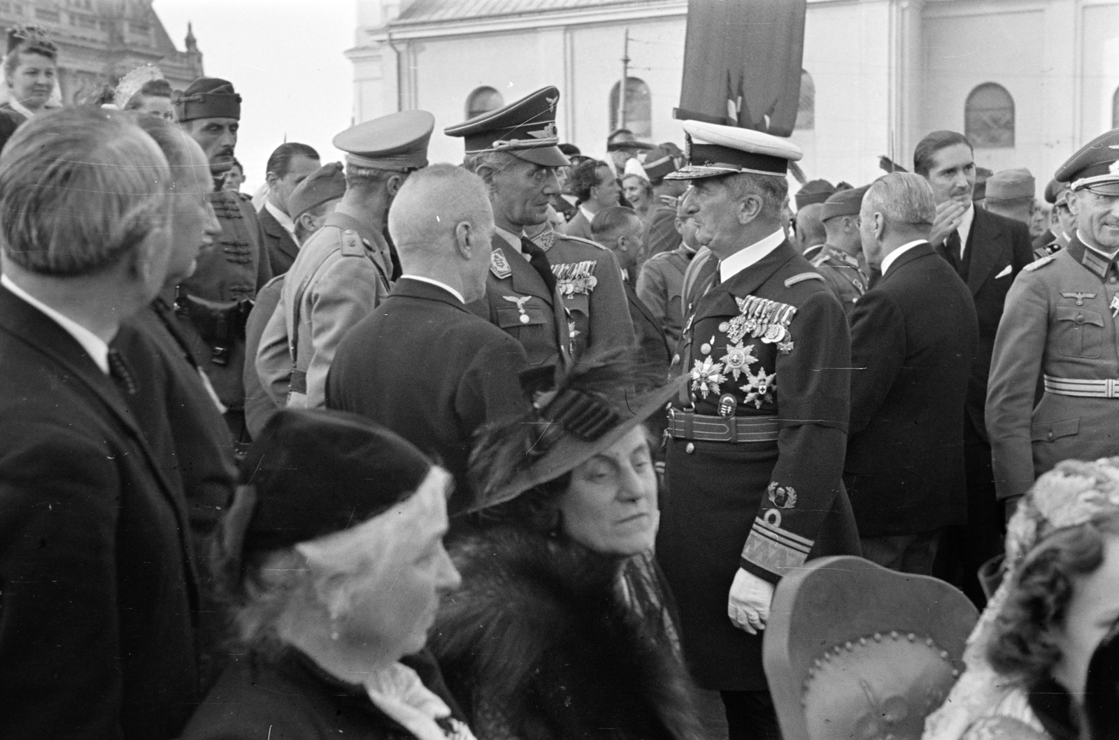 Romania,Transylvania, Oradea, Szent László tér (Piata Unirii), a dísztribünön középen Horthy Miklós kormányzó, háttérben a Szent László-templom látható. A felvétel 1940. szeptember 7-én a kormányzói fogadó ünnepségen, a magyar csapatok bevonulása idején készült., 1940, Horváth József, Fortepan #265404
