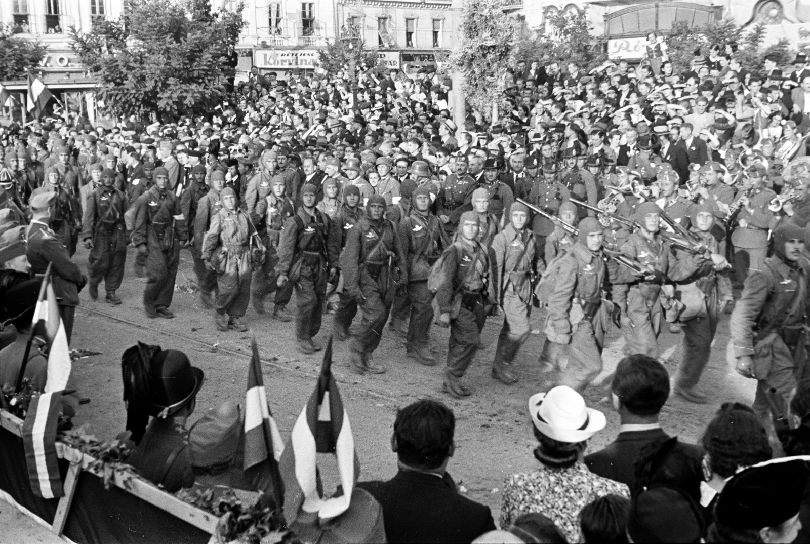 Romania,Transylvania, Oradea, Szent László tér (Piata Unirii). A felvétel 1940. szeptember 7-én en, a magyar csapatok bevonulása idején, a kormányzói fogadó ünnepségre épített dísztribünről készült., 1940, Horváth József, conscription, Fortepan #265407