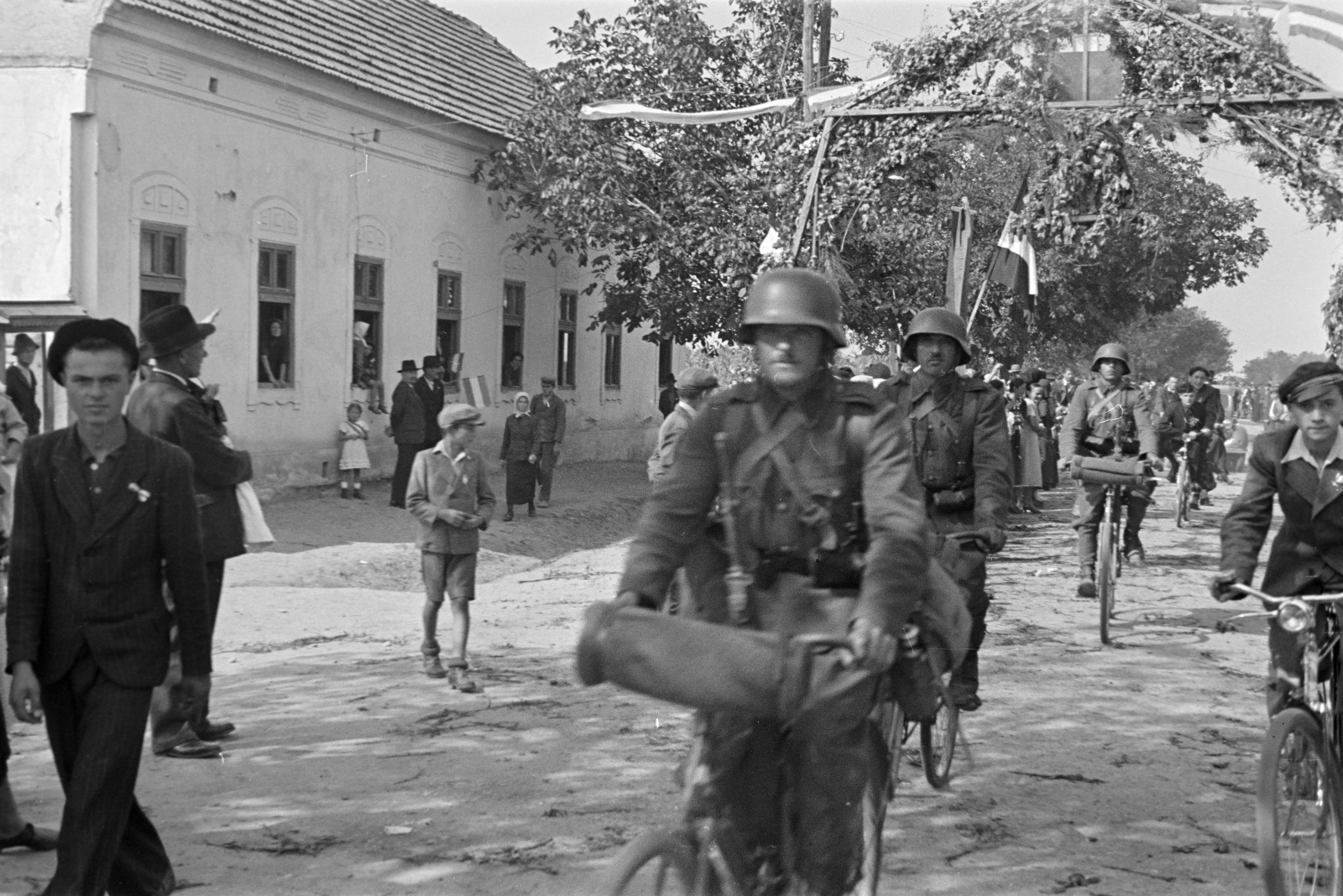 Romania,Transylvania, Borș, kerékpáros gyalogság a település főutcáján, a felvétel a magyar csapatok bevonulása idején készült., 1940, Horváth József, cycling corps, bicycle, Fortepan #265414