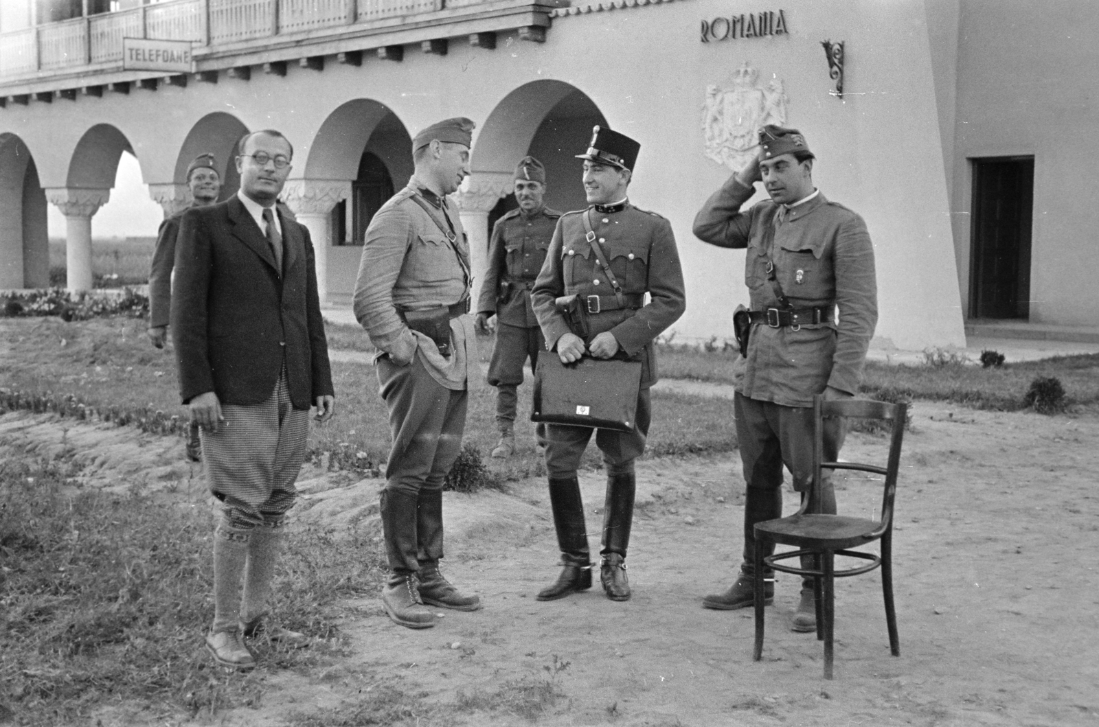 Romania,Transylvania, Borș, határállomás a magyar csapatok bevonulása idején., 1940, Horváth József, knee snocks, public telephone, Fortepan #265424