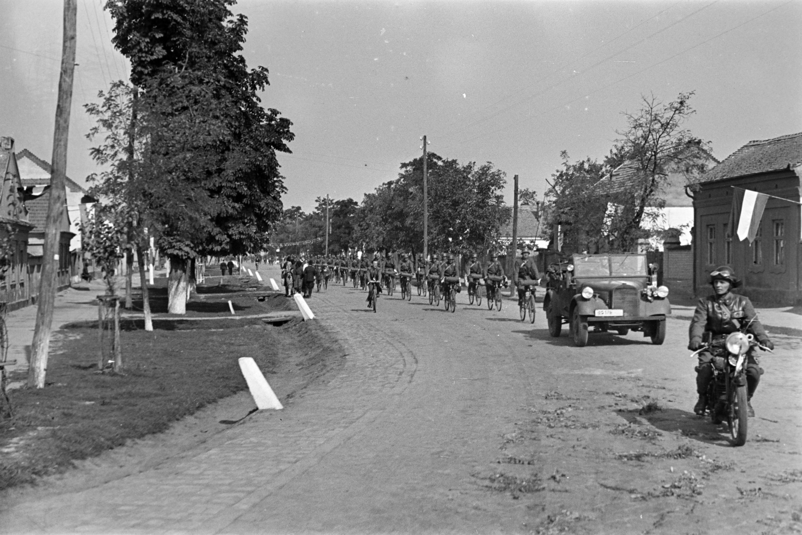 Romania,Transylvania, Oradea, Biharpüspöki (hajdan önálló, ma a város része), a Püspöki út (Strada Matei Corvin) a magyar csapatok bevonulása idején. A felvétel a Sohonya utca (Strada Molidului) torkolatánál készült., 1940, Horváth József, bicycle, cycling corps, Fortepan #265427