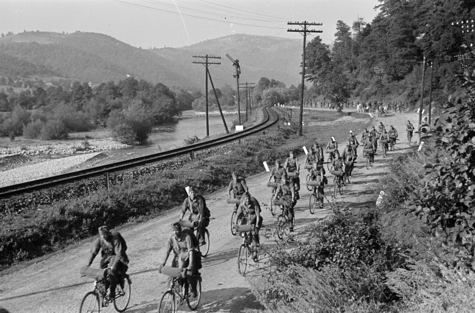 Romania,Transylvania, Ciucea, a felvétel a magyar csapatok bevonulása idején készült., 1940, Horváth József, bicycle, cycling corps, Fortepan #265435