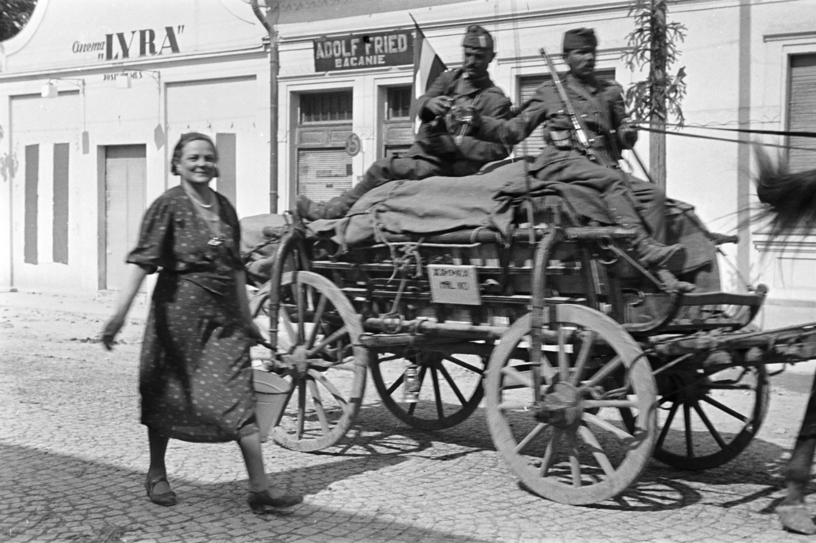 Románia,Erdély, Élesd, a felvétel a magyar csapatok bevonulása idején készült., 1940, Horváth József, lovaskocsi, szekér, sebesült, Fortepan #265438