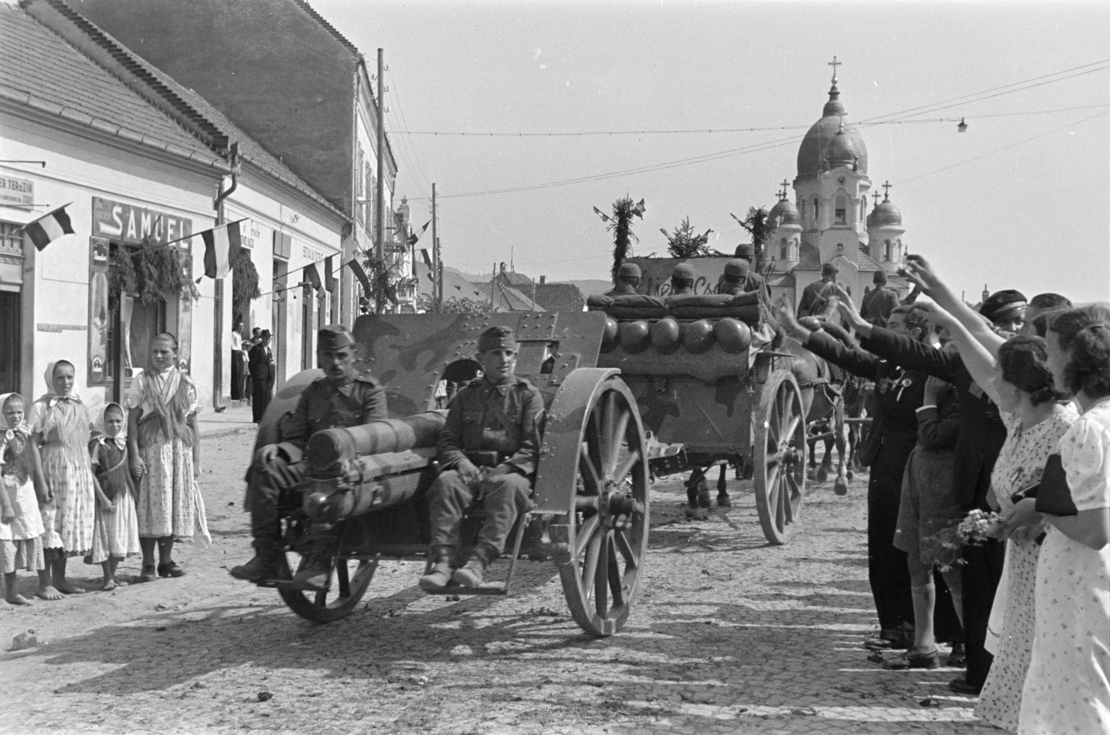 Romania,Transylvania, Aleșd, Felszabadulási tér (Piaţa Unirii), szemben az ortodox templom. A felvétel a magyar csapatok bevonulása idején készült., 1940, Horváth József, cannon, conscription, sitting on a cannon, wave, artillery, Fortepan #265440