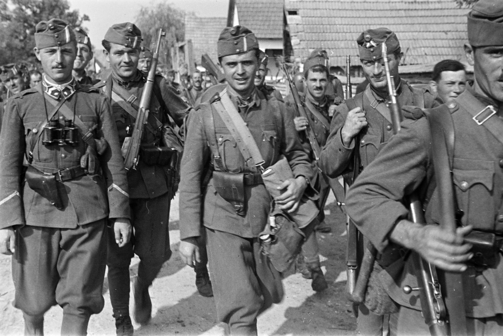 Romania,Transylvania, Észak-Erdély, a felvétel a magyar csapatok bevonulása idején készült., 1940, Horváth József, pistol holster, gun, shoulder bag, Fortepan #265441