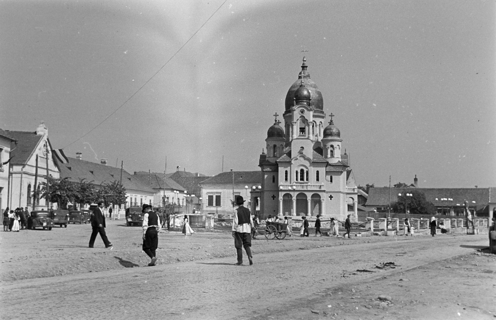 Romania,Transylvania, Aleșd, Felszabadulási tér (Piaţa Unirii), szemben az ortodox templom. A felvétel a magyar csapatok bevonulása idején készült., 1940, Horváth József, Fortepan #265443