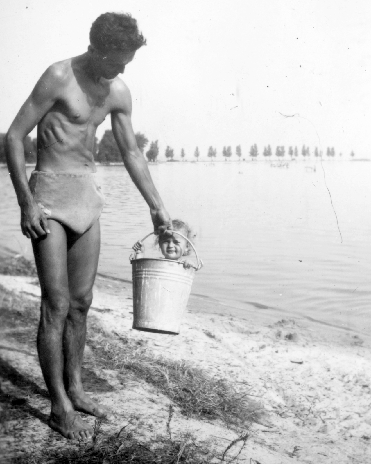 Hungary, Balatonszemes, 1956, Pohl Pálma, bucket, kid, jesting, hold in arms, Fortepan #26545