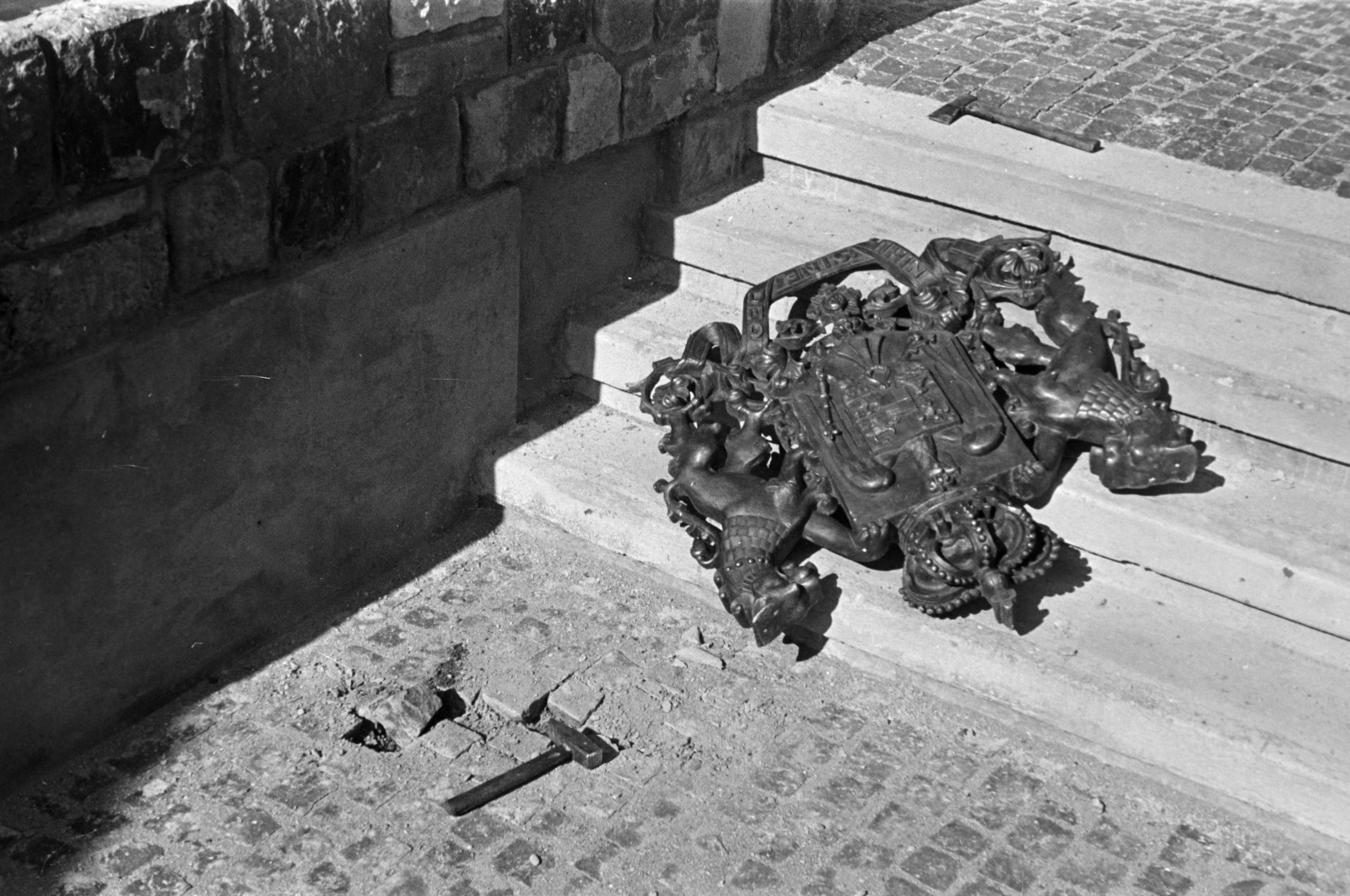 Romania,Transylvania, Toplița, a város határa a Maroshévíz és Borszék közötti út mellett. A felvétel az első világháborúban elesett román katonák mauzóleumánál készült., 1940, Horváth József, crest, Fortepan #265454