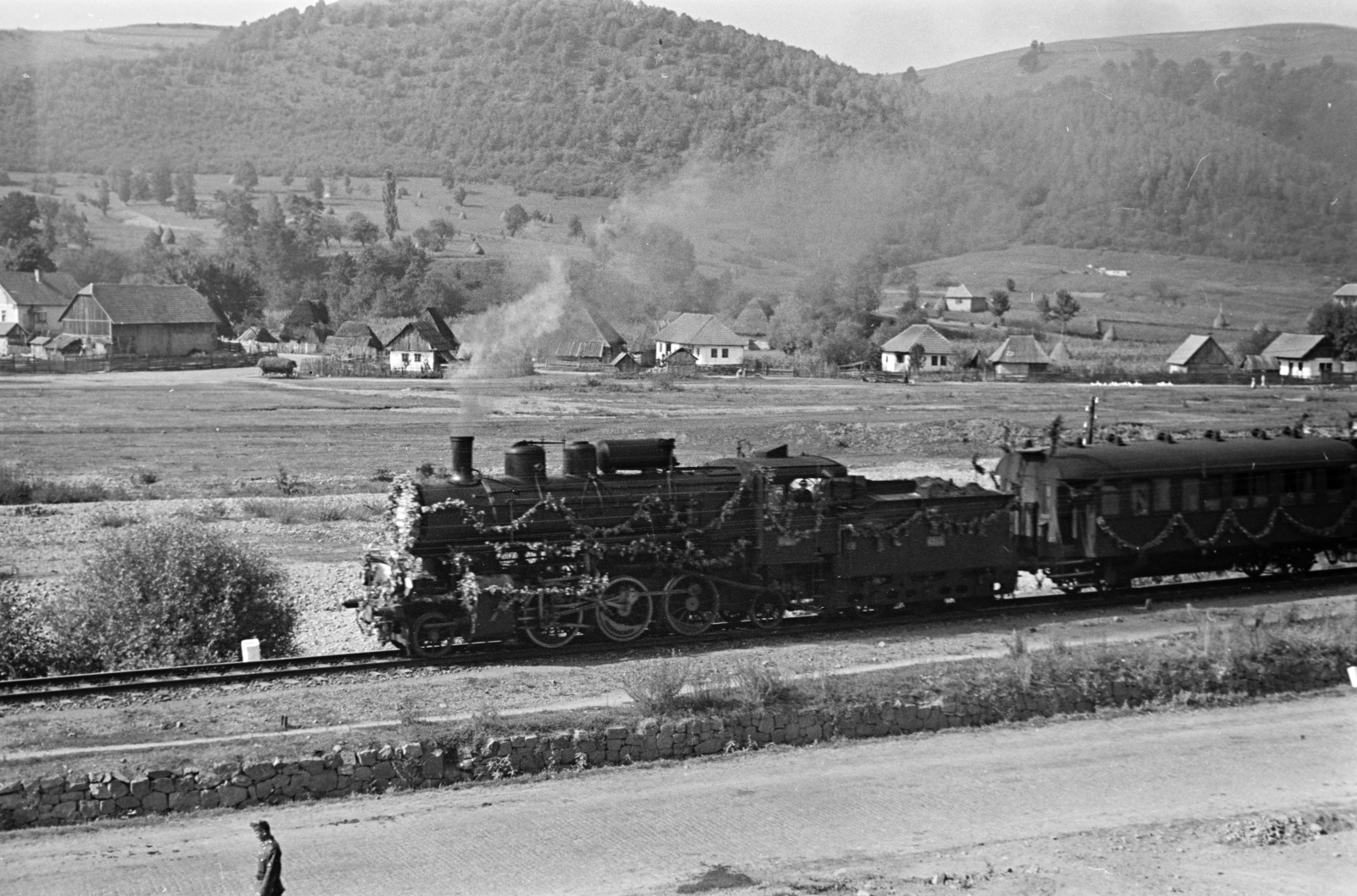 Romania,Transylvania, Észak-Erdély, a felvétel a magyar csapatok bevonulása idején készült., 1940, Horváth József, rail, steam locomotive, flower decoration, MÁV Class 324, Fortepan #265456