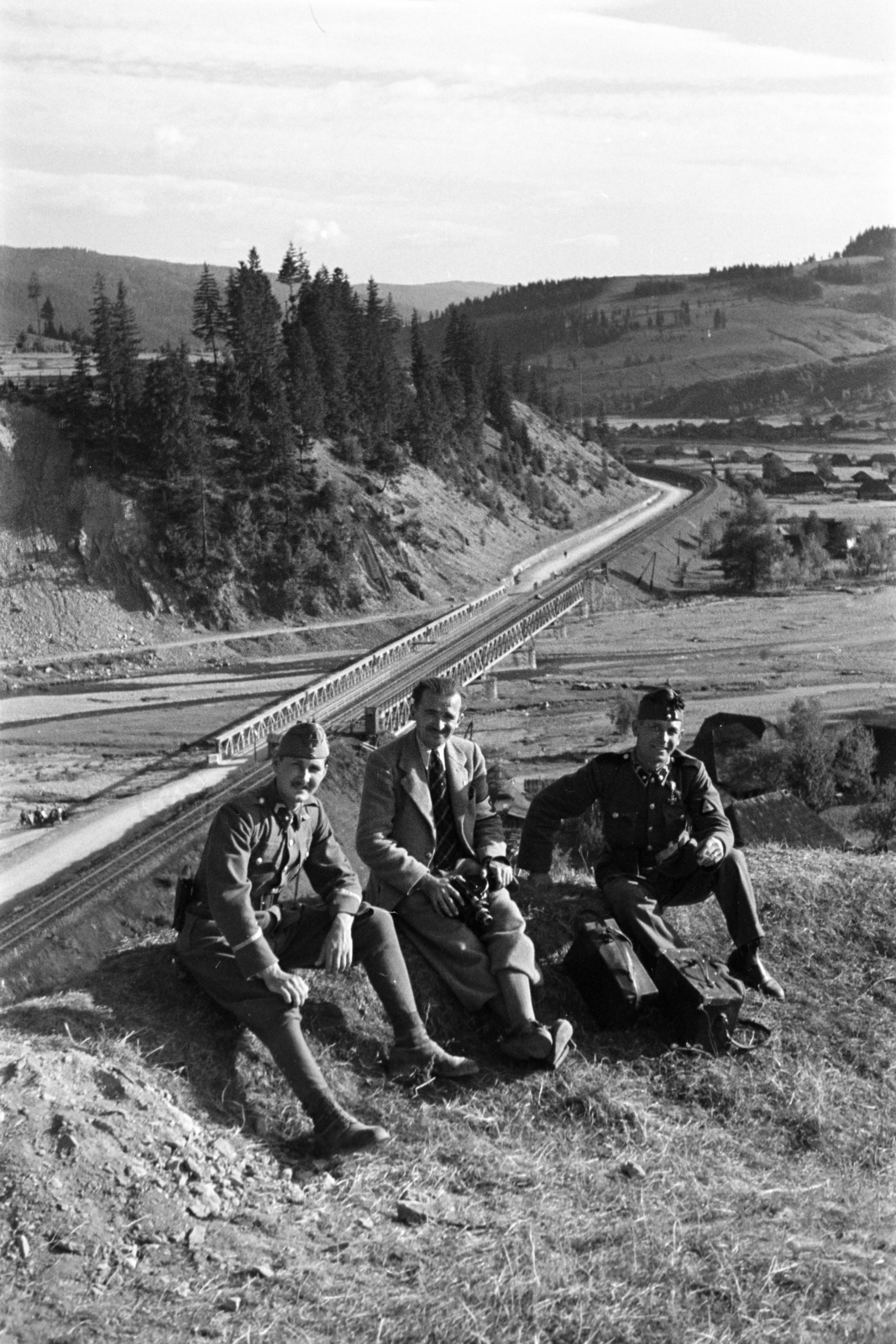 Romania,Transylvania, a felvétel a Rákóczi várnál készült, háttérben a Tatros folyó feletti vasúti híd látható., 1940, Horváth József, Fortepan #265461