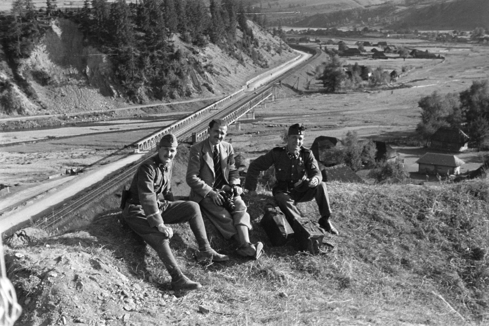 Romania,Transylvania, a felvétel a Rákóczi várnál készült, háttérben a Tatros folyó feletti vasúti híd látható., 1940, Horváth József, three people, soldier, camera, sitting on the ground, Fortepan #265462