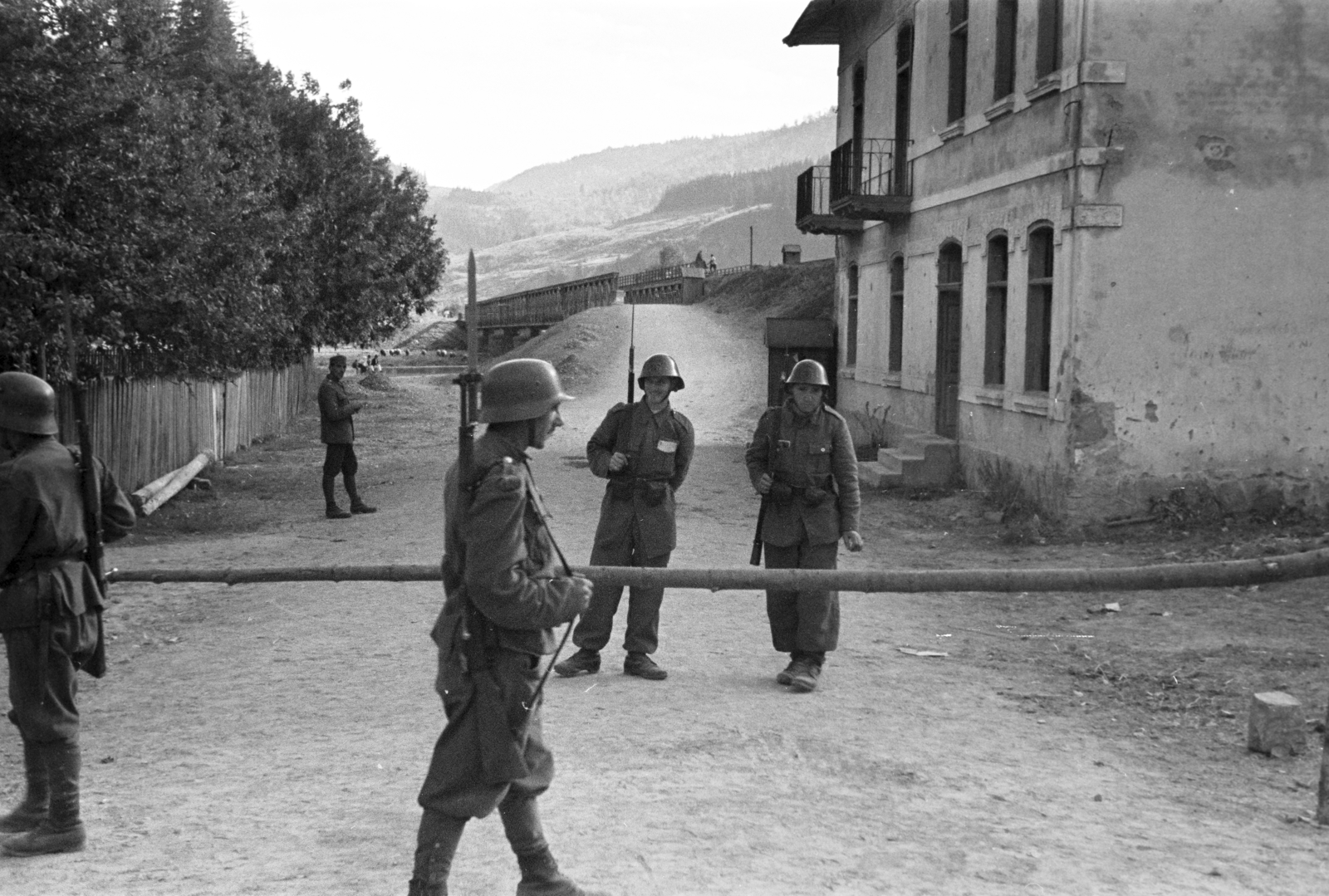 Romania,Transylvania, magyar-román határ, háttérben a Tatros folyó feletti vasúti híd látható., 1940, Horváth József, Hungarian soldier, barrier, Romanian soldier, gun, bayonet, border crossing, Fortepan #265464