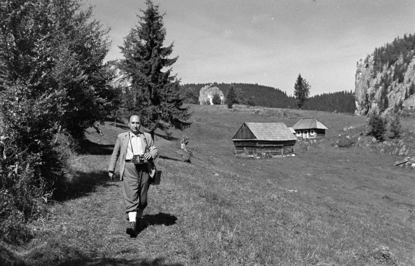Romania,Transylvania, Cifra-nyereg, a Magyar Film Iroda operatőre, jobbra a Mária-kő látható., 1940, Horváth József, camera, Fortepan #265466