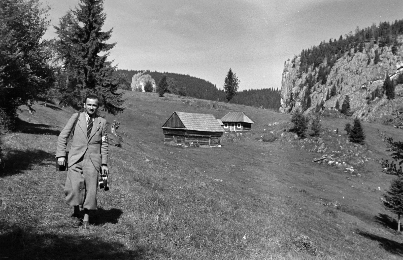 Románia,Erdély, Cifra-nyereg, Horváth József a Magyar Film Iroda operatőre, jobbra a Mária-kő látható., 1940, Horváth József, fényképezőgép, Fortepan #265467