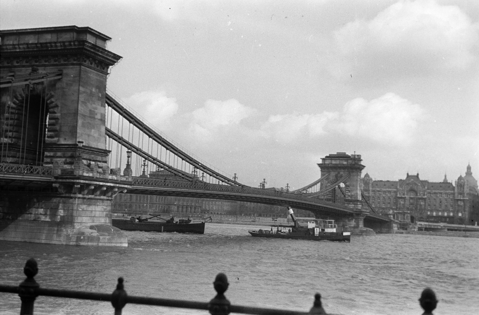 Magyarország, Budapest I.,Budapest V., Széchenyi Lánchíd a budai oldalról a Széchenyi István (Ferenc József) tér felé nézve., 1941, Horváth József, Budapest, Fortepan #265470