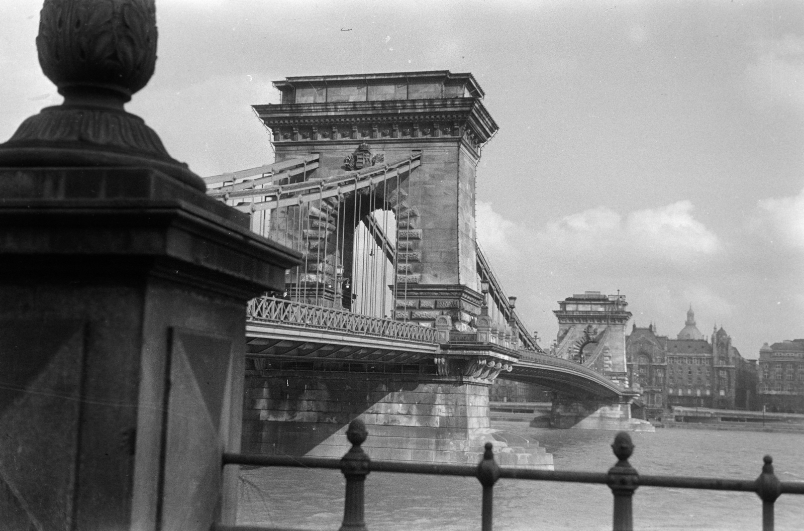 Hungary, Budapest I.,Budapest V., Széchenyi Lánchíd a budai oldalról a Széchenyi István (Ferenc József) tér felé nézve., 1941, Horváth József, Budapest, Fortepan #265471