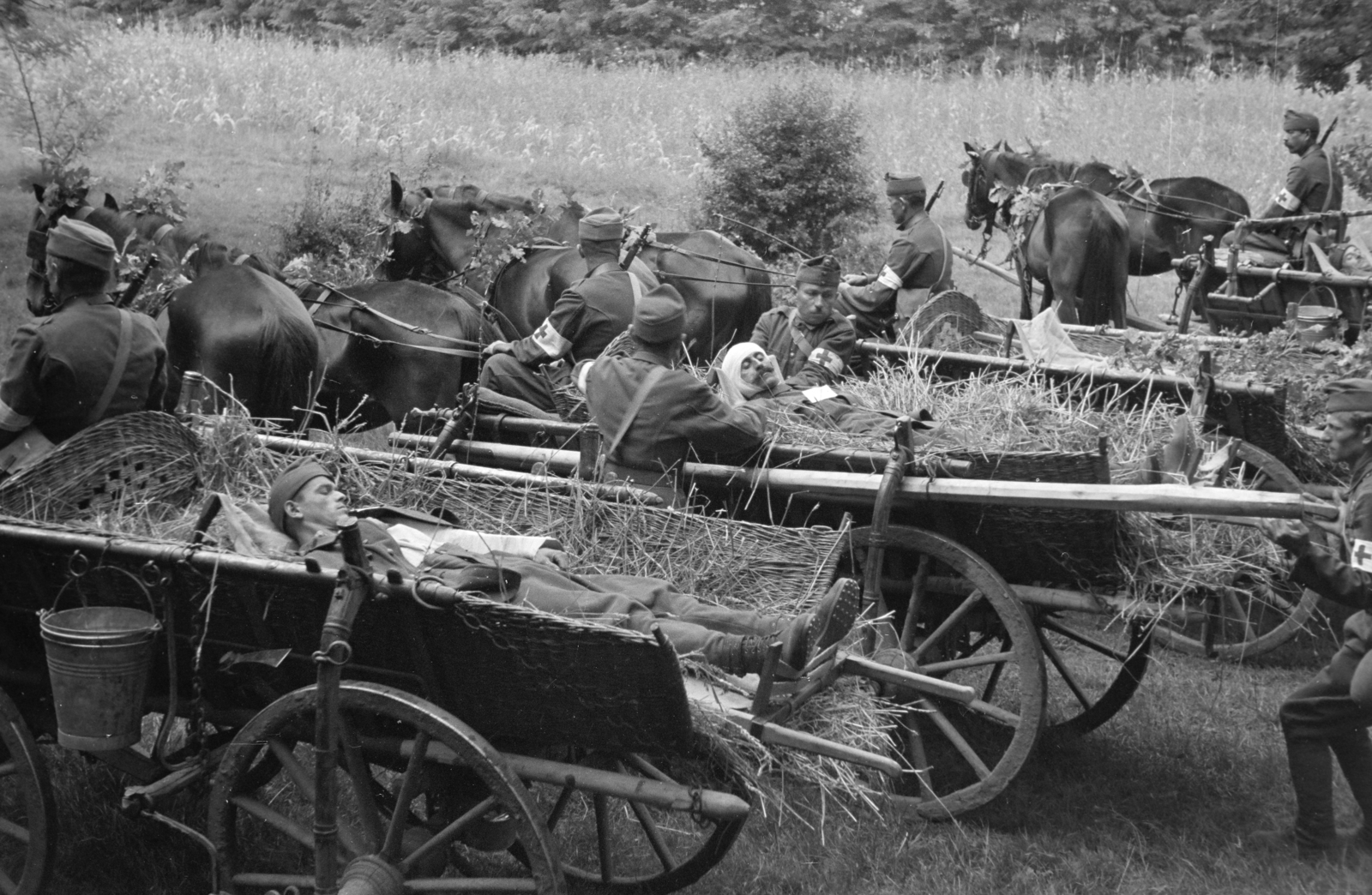 Magyarország, sebesültszállítást gyakorló katonák. Országos jármű / katonai célokra kifejlesztett, alkatrészeiben szabványosított faanyagú, ló vontatta szekerek., 1940, Horváth József, katona, szekér, hadgyakorlat, ló, szalma, vödör, Fortepan #265509