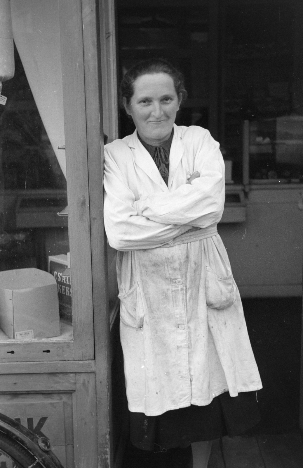 Hungary, Dombóvár, Újdombóvár (ekkor önálló, ma a város része), a felvétel Vancsa Antal vegyesboltja előtt készült., 1940, Horváth József, standing in door, vendor, cloak, Fortepan #265512