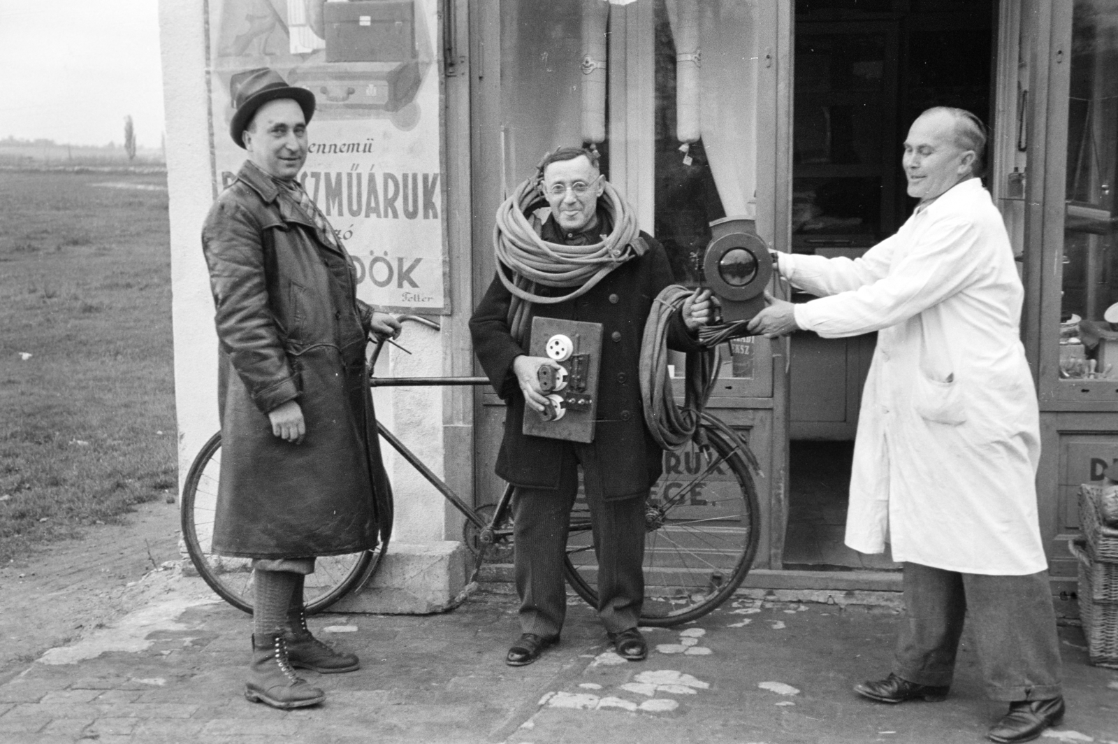 Hungary, Dombóvár, Újdombóvár (ekkor önálló, ma a város része), a felvétel Vancsa Antal vegyesboltja előtt készült., 1940, Horváth József, bicycle, vendor, entrance, men, cloak, leather jacket, Fortepan #265514