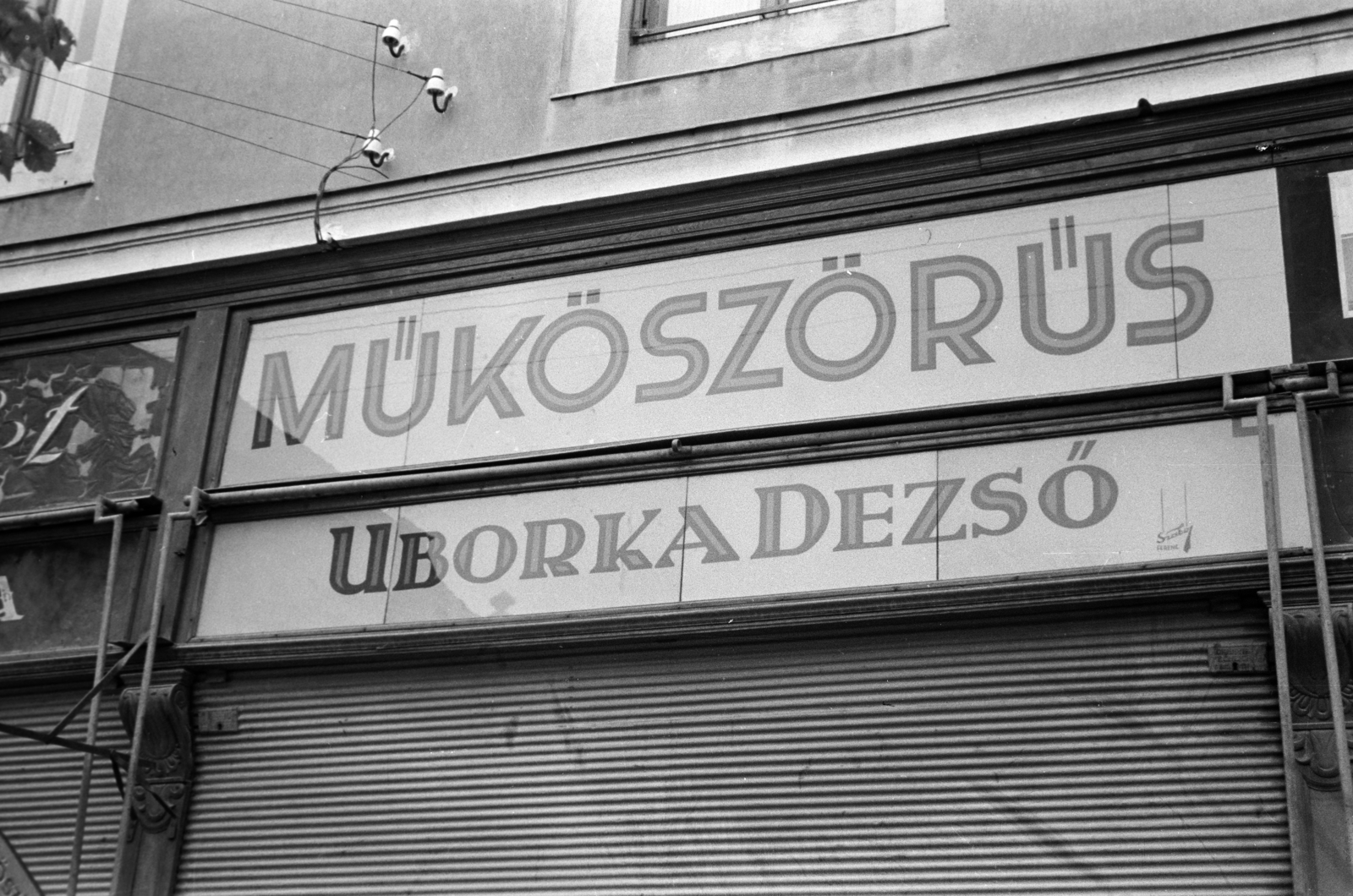 Hungary, Makó, Fő tér, Uborka Dezső műköszörűs üzleportálja., 1940, Horváth József, shutter, sign-board, knife-grinder, store display, Closed Shop, Fortepan #265515