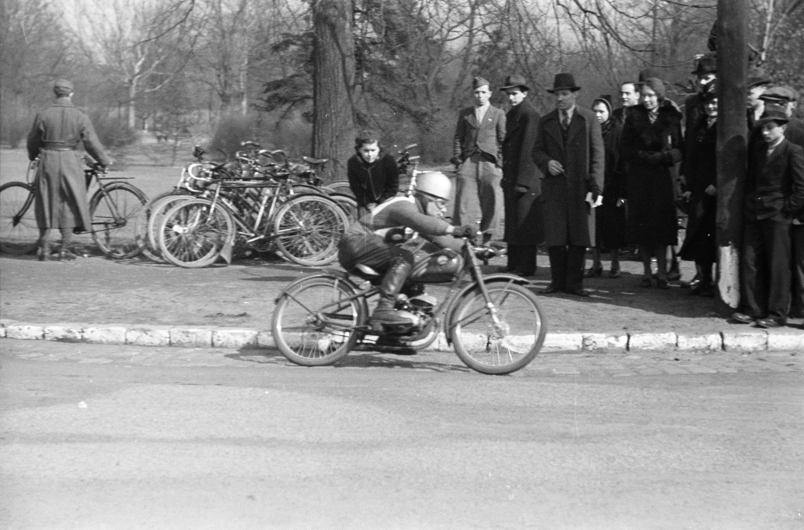 Hungary, People's Park, Budapest X., kismotoros Nagydíj 1941. március 16-án. A képen Vágai István a későbbi győztes., 1941, Horváth József, Budapest, racing motorcycle, gaping, motorcycle race, motorcycle, bicycle, Fortepan #265520