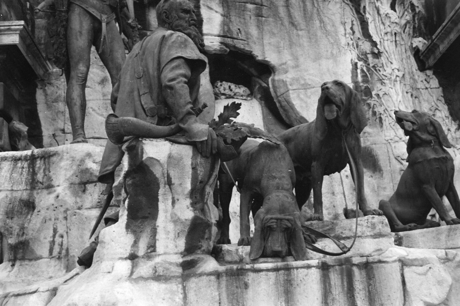 Hungary, Budapest I., a Királyi Palota (később Budavári Palota) Hunyadi udvara. A Mátyás király kút Strobl Alajos alkotása (1904). Az egyik mellékalak, a vadászmester kutyákkal., 1942, Horváth József, fountain, sculptural group, Budapest, Fortepan #265527