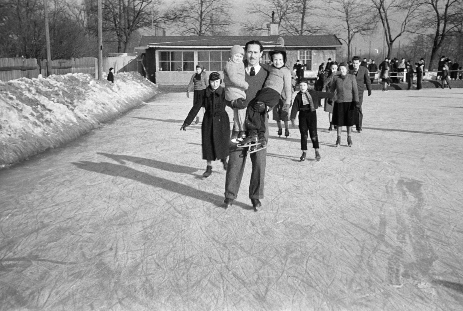 Hungary, Budapest VIII., korcsolyapálya a Könyves Kálmán körút - Bíró Lajos (Szabóky) utca - Reguly Antal (Család) utca - Villám utca közötti területen., 1942, Horváth József, Budapest, Fortepan #265529