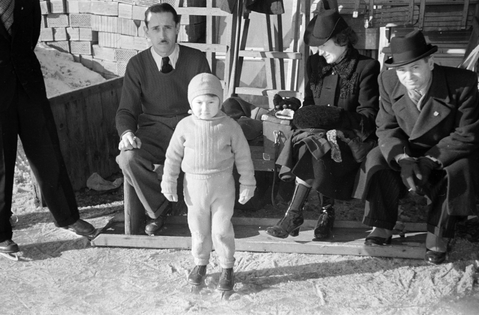Hungary, Budapest VIII., korcsolyapálya a Könyves Kálmán körút - Bíró Lajos (Szabóky) utca - Reguly Antal (Család) utca - Villám utca közötti területen., 1942, Horváth József, Budapest, Fortepan #265532
