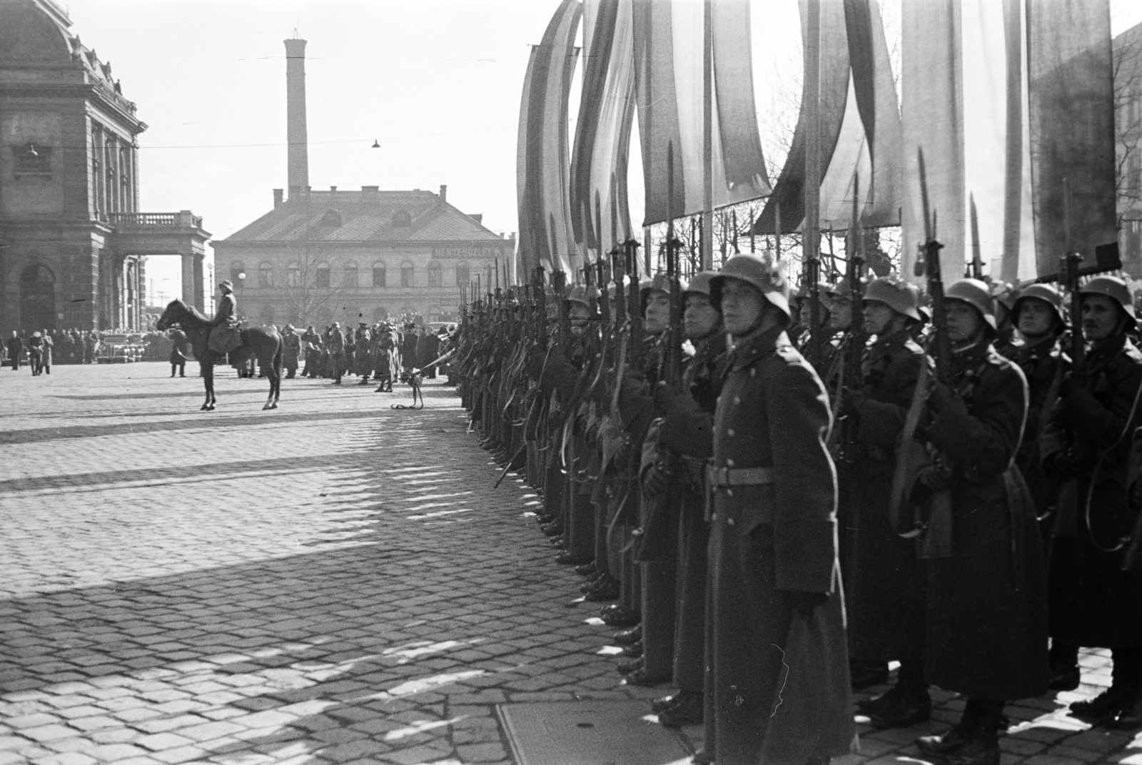Hungary, Budapest VIII., a Keleti pályaudvar érkezési oldala. A Bólyai Akadémia díszszázada a Szovjetunióból hazahozott 1848-as honvédzászlók érkezésekor, a felvétel 1941. március 24-én készült., 1941, Horváth József, Budapest, gun, bayonet, guard of honour, Fortepan #265536