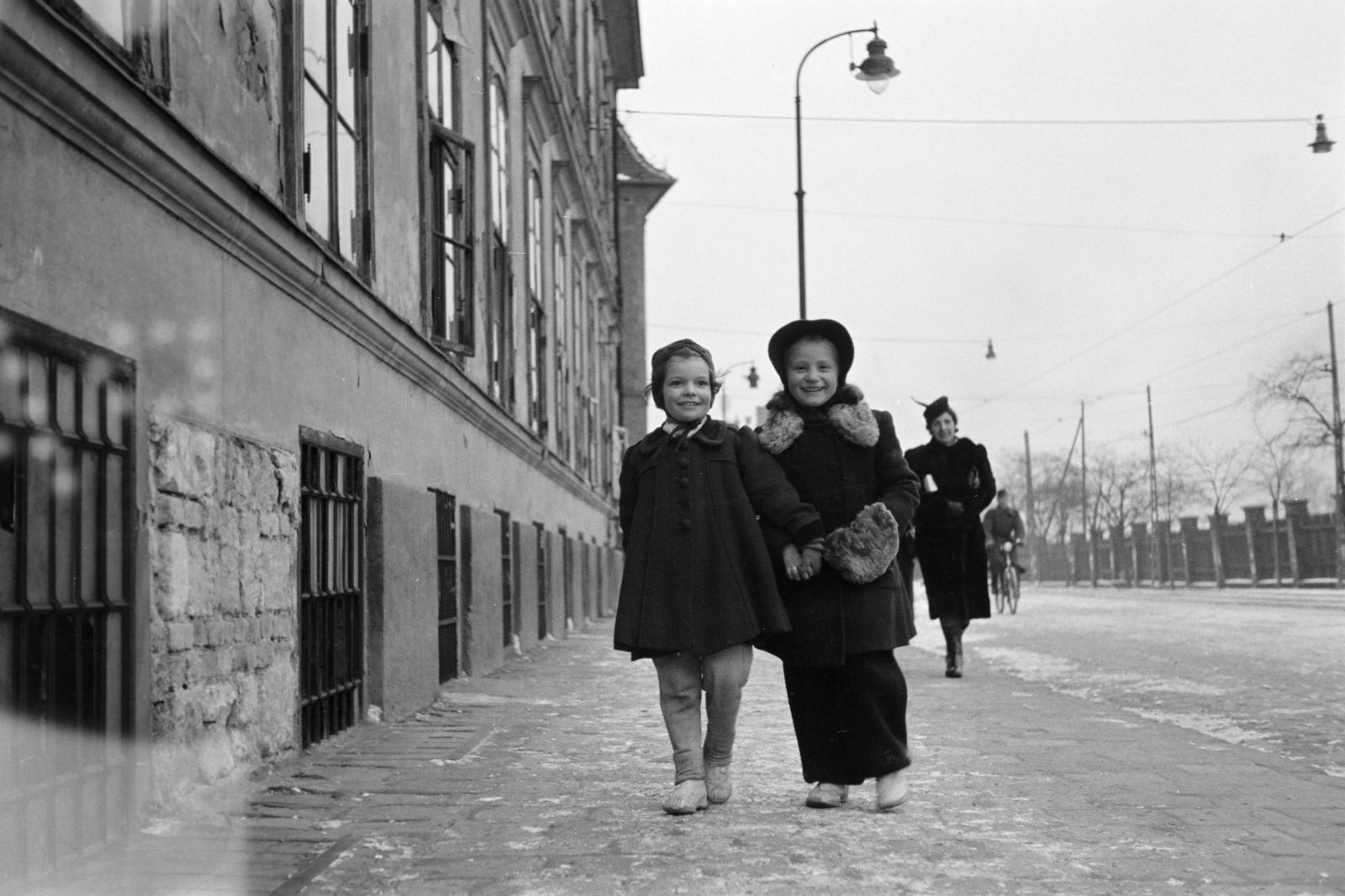 Hungary, Budapest IX., a felvétel a Soroksári út 24. szám, a Concordia Gőzmalom Rt. telepe előtt készült. A két kislánytól balra hátrébb a Dandár utca torkolata, jobbra pedig a Dunaparti teherpályaudvar kerítése., 1941, Horváth József, Best of, girl, Budapest, Fortepan #265554