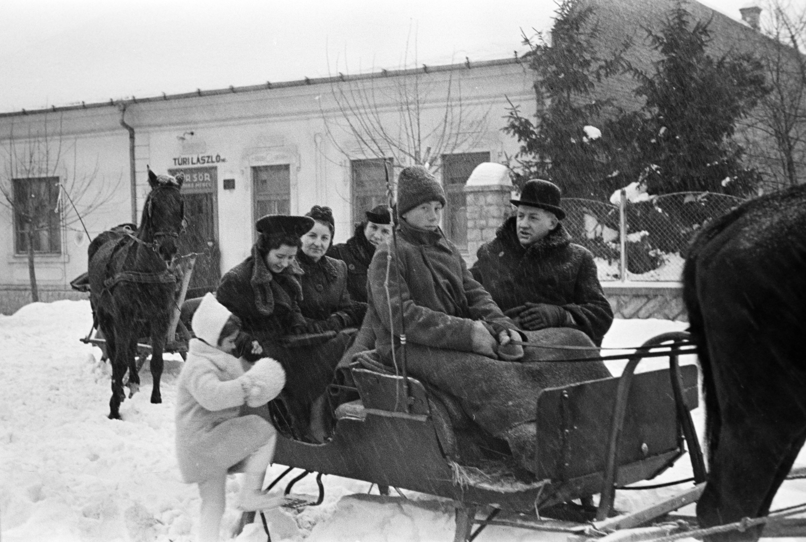 Hungary, Dombóvár, Újdombóvár (ekkor önálló, ma a város része), I. utca, háttérben Túri László kocsmája látható., 1941, Horváth József, sledge, Fortepan #265561