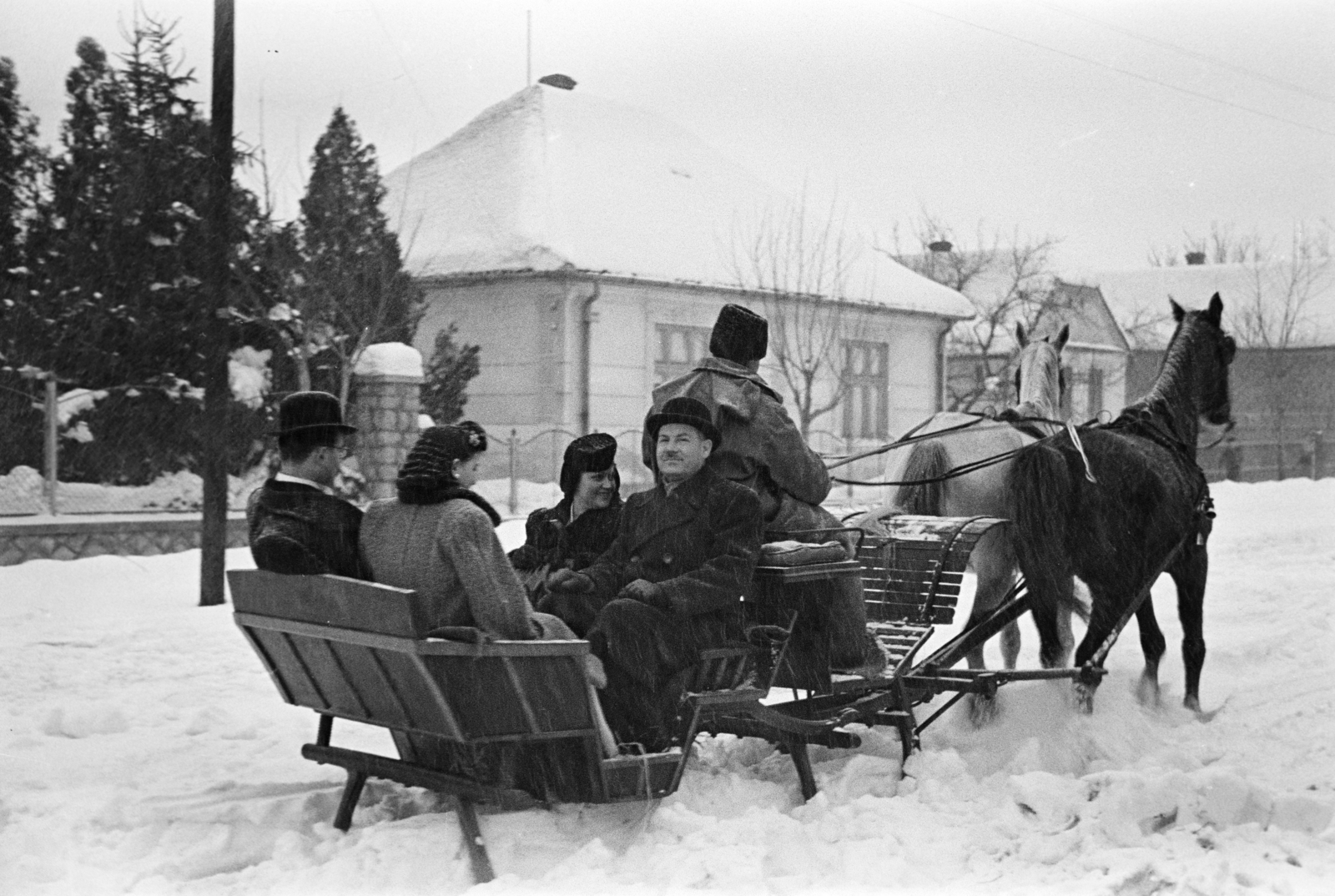 Magyarország, Dombóvár, Újdombóvár (ekkor önálló, ma a város része), I. utca, a felvétel Túri László kocsmája közelében készült., 1941, Horváth József, szánkó, Fortepan #265562