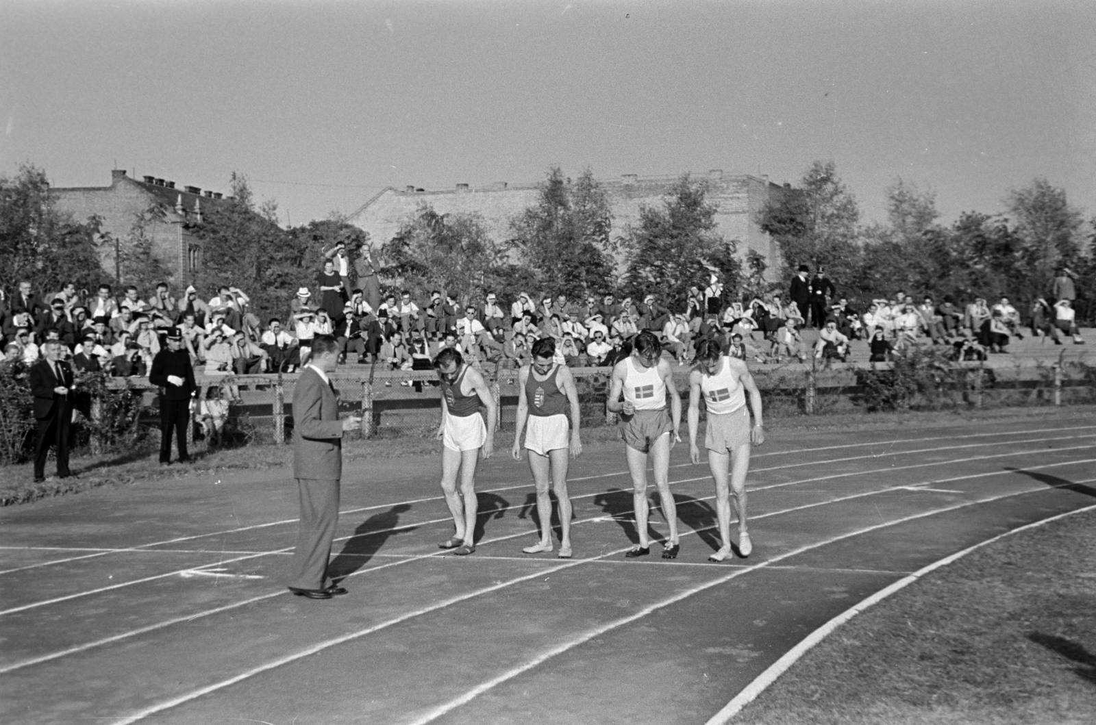 Hungary, Budapest VIII., Sport utca, BSZKRT (később Előre, majd BKV Előre) pálya. Magyar-svéd atlétikai viadal., 1942, Horváth József, competitive running, athletics, running, Budapest, Fortepan #265563