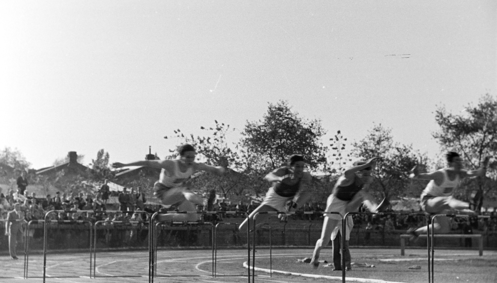 Hungary, Budapest VIII., Sport utca, BSZKRT (később Előre, majd BKV Előre) pálya. Magyar-svéd atlétikai viadal., 1942, Horváth József, athletics, hurdling, competitive running, Budapest, Fortepan #265565
