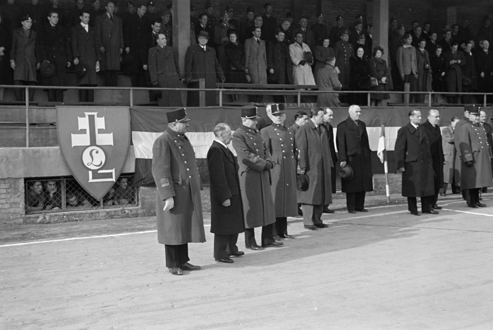 Hungary, Budapest XI., Kocsis (Bánát) utca, a Gamma Művek sportpályája (később Mérnök utcai sporttelep). A leventék első országos labdarúgó-bajnokságának megnyitója., 1943, Horváth József, youth military organisation, Budapest, peeking, Fortepan #265566