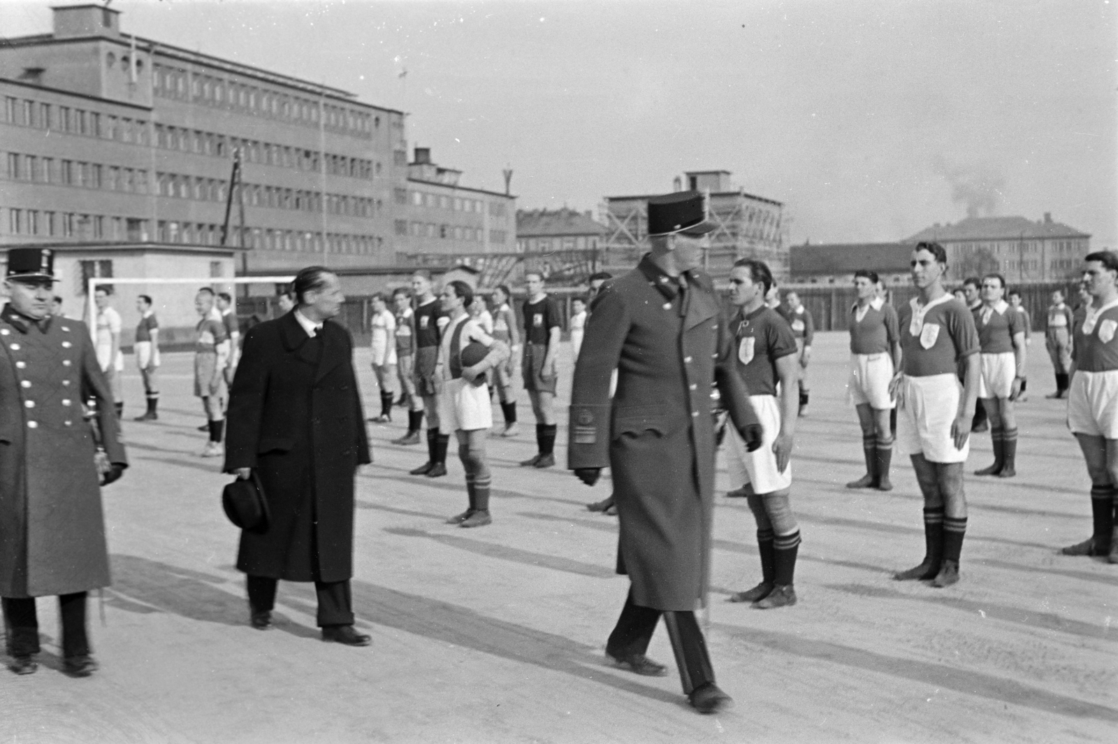 Magyarország, Budapest XI., Kocsis (Bánát) utca, a Gamma Művek sportpályája (később Mérnök utcai sporttelep). A leventék első országos labdarúgó-bajnokságának megnyitója. Előtérben Béldy Alajos altábornagy., 1943, Horváth József, futballcsapat, futballpálya, díszszemle, Budapest, Fortepan #265568