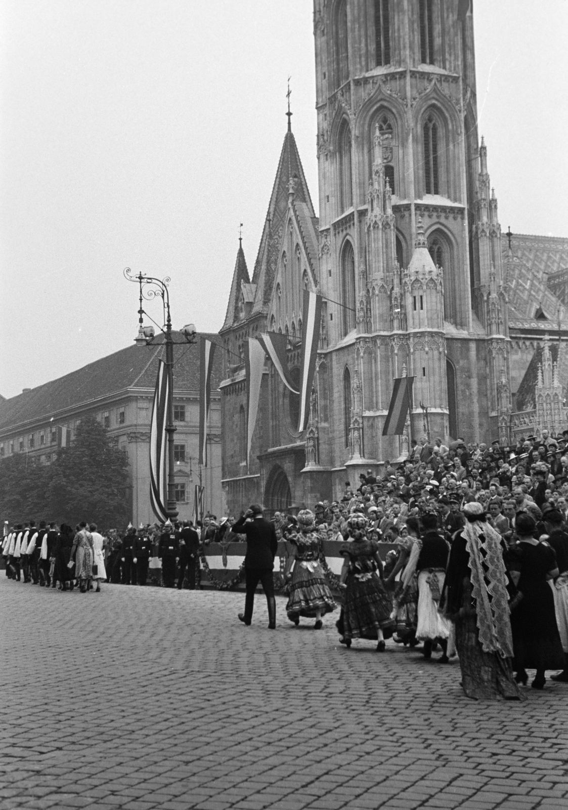 Hungary, Budapest I., Szentháromság tér, úrnapi körmenet. A díszvendégek tribünje a Mátyás-templomnál., 1939, Horváth József, cop, procession, Matyó folk costume, folk costume, Budapest, Fortepan #265570