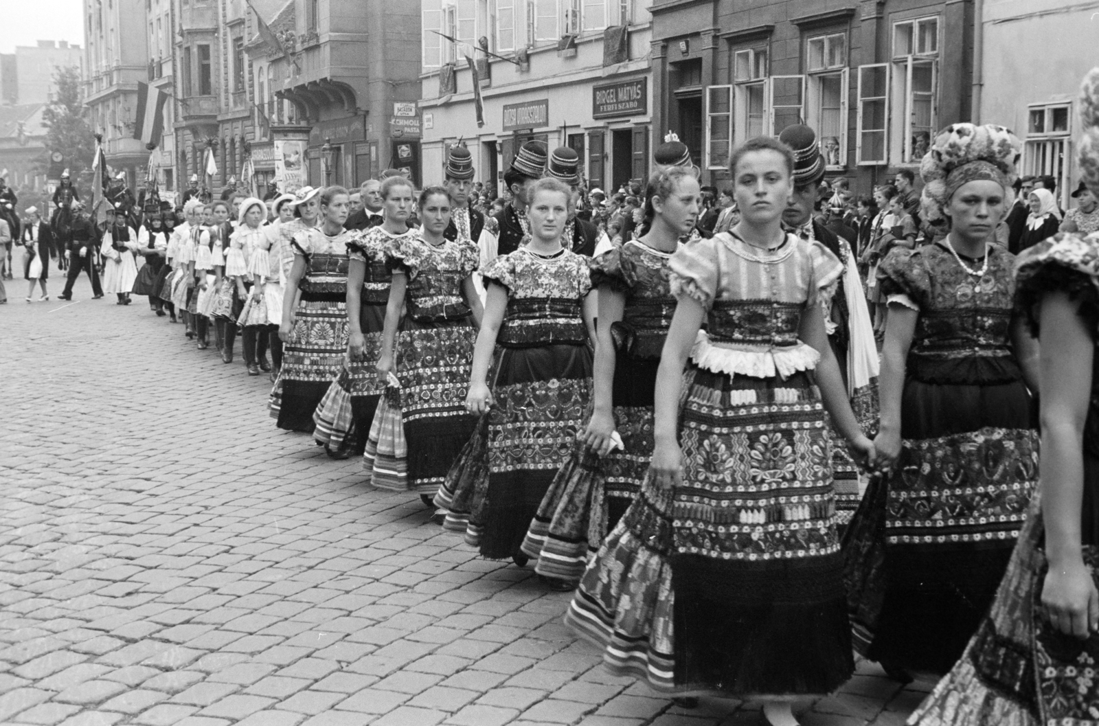 Hungary, Budapest I., a Tárnok utca Dísz tér - Hajadon utca - Anna utca közötti szakasza. Matyó népviseletben vonuló fiatalok az úrnapi körmeneten., 1939, Horváth József, Budapest, Matyó folk costume, folk costume, procession, mounted police, Fortepan #265571