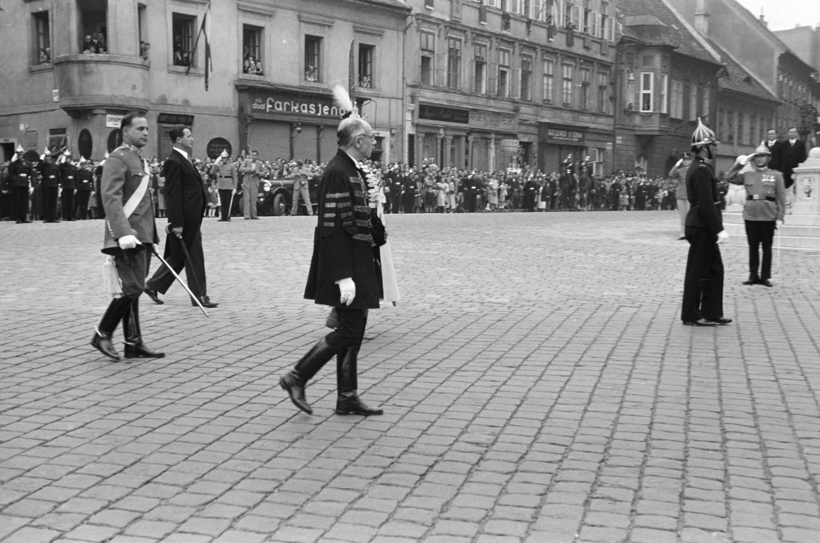Hungary, Budapest I., Szentháromság tér, balra háttérben a Szentháromság utca sarkán álló ház látható. Úrnapi körmenet, középen Teleki Pál miniszterelnök., 1939, Horváth József, Budapest, cop, cobblestones, Fashion store, salute, Fortepan #265574