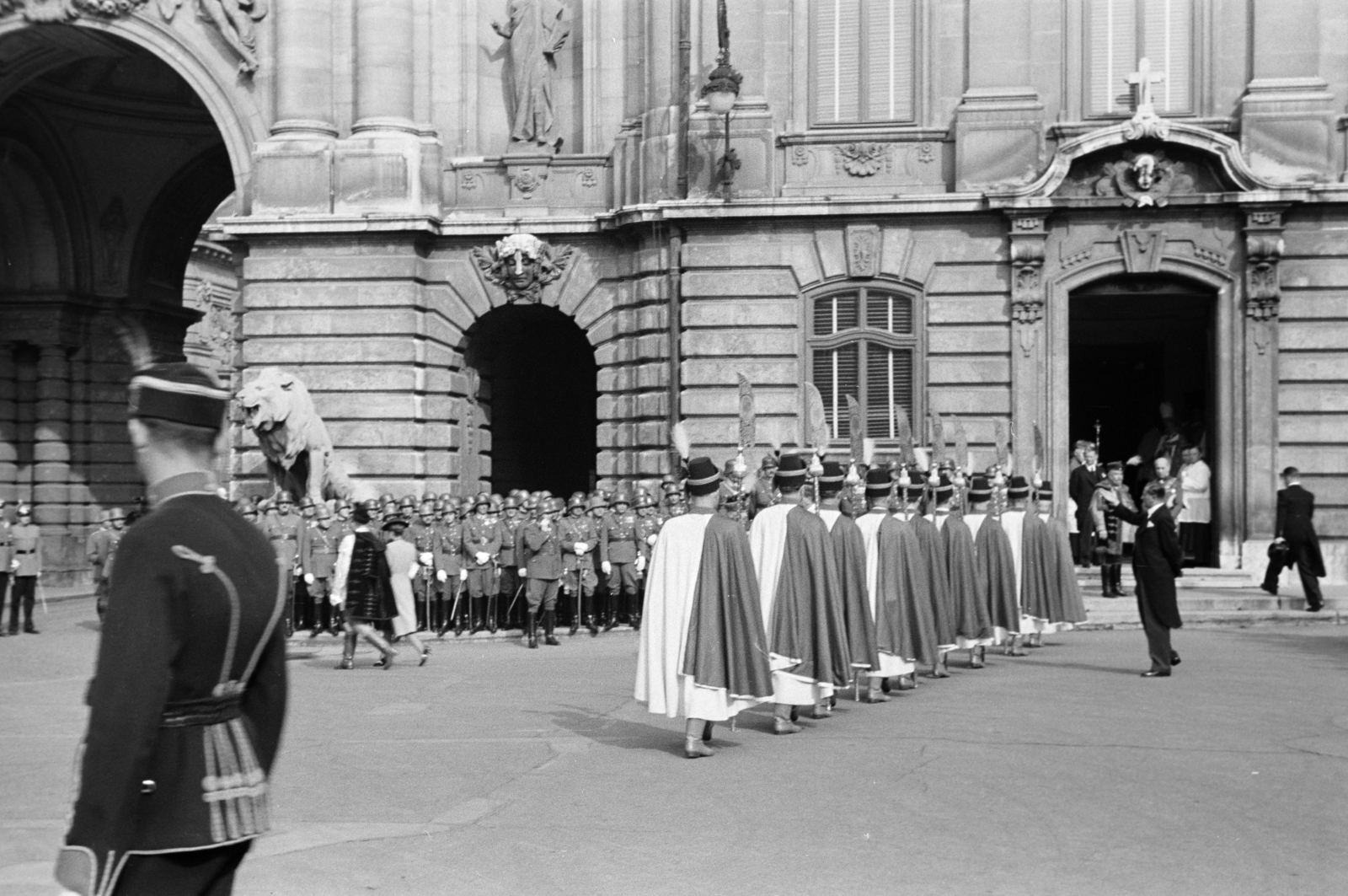 Hungary, Budapest I., a Királyi Palota (később Budavári Palota) Nagy udvara, balra az Oroszlános Kapu. A koronaőrök sorfala a Várkápolna bejárata előtt, a Szent Jobb körmenet indulására várva., 1939, Horváth József, crown guards, Budapest, Fortepan #265581