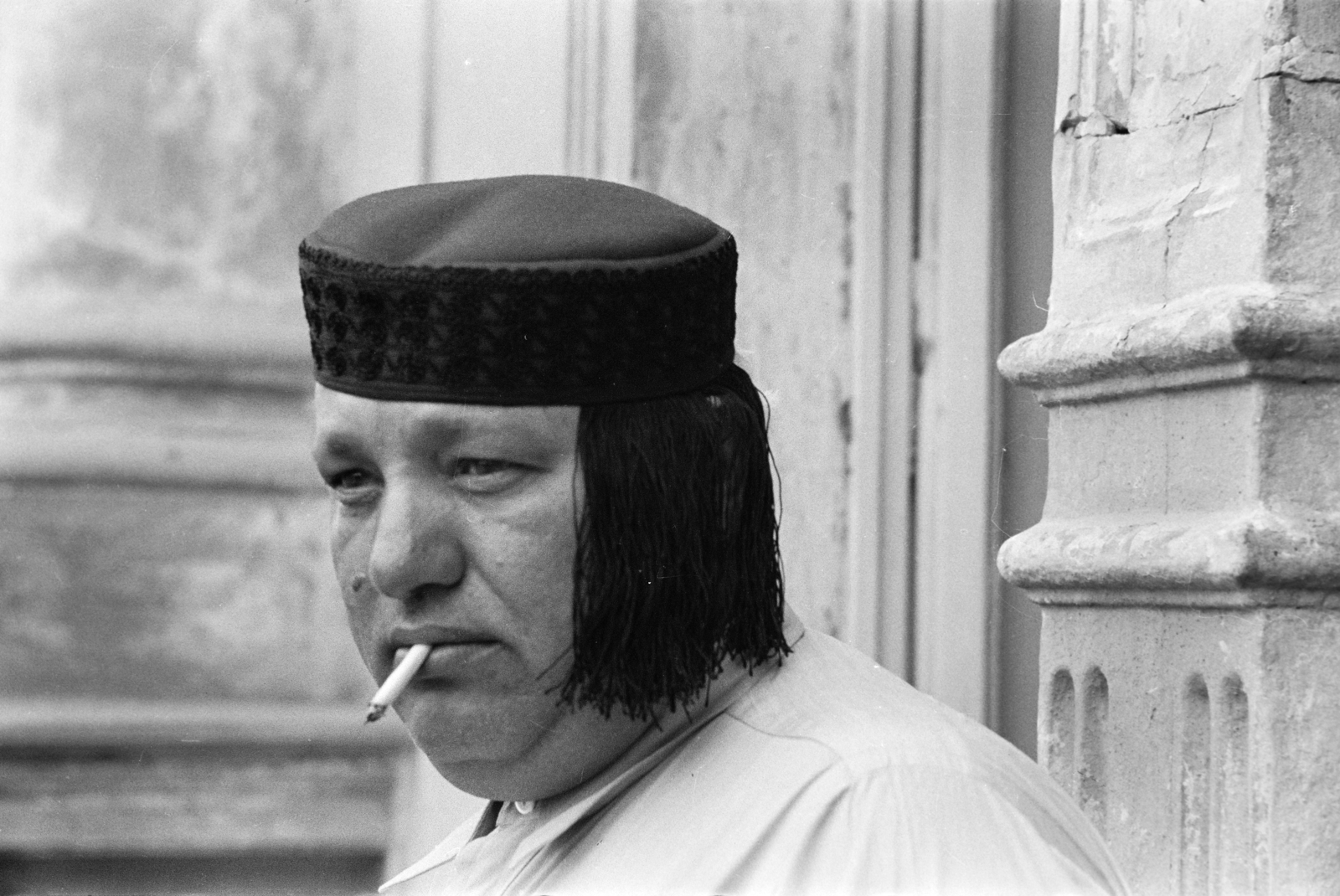 Szerbia, Újvidék, a felvétel a Trg Slobode (eredetileg Ferenc József tér, késöbb Országzászló tér) 7-es szám alatti szálloda erkélyén készült., 1939, Horváth József, portré, dohányzás, Fortepan #265582