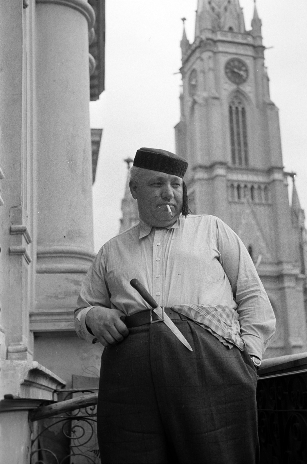 Serbia, Novi Sad, a felvétel a Trg Slobode (eredetileg Ferenc József tér, késöbb Országzászló tér) 7-es szám alatti szálloda erkélyén készült. Háttérben a Szűz Mária Szent Neve-templom (Crkva imena Marijinog) látható., 1939, Horváth József, Best of, portrait, smoking, chef, knife, Fortepan #265583