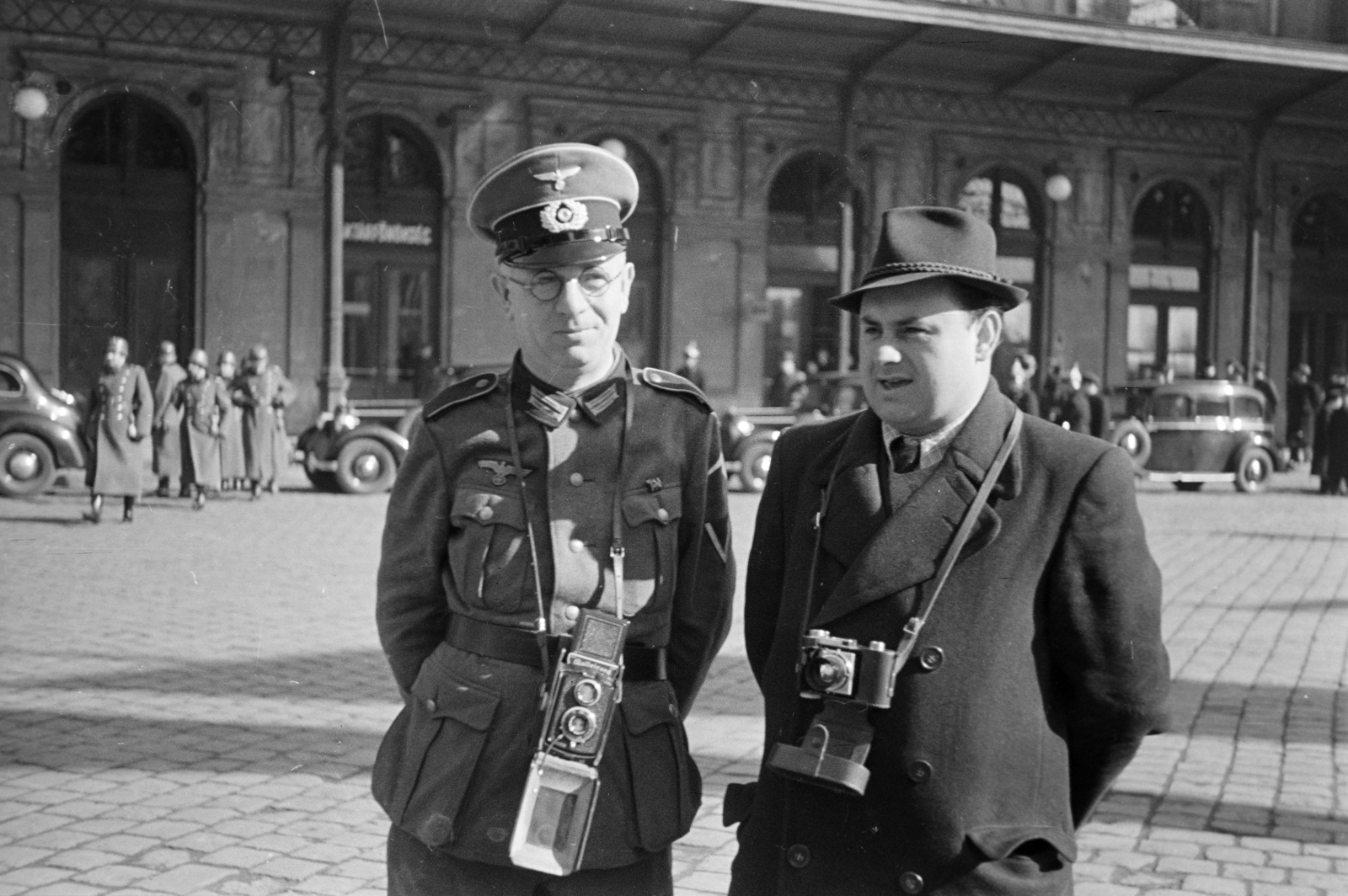 Hungary, Budapest VIII., a Keleti pályaudvar érkezési oldala. A felvéte a Szovjetunióból hazahozott 1848-as honvédzászlók érkezése alkalmával készült, 1941. március 24-én., 1941, Horváth József, camera, German soldier, Budapest, Kodak Retina I, Rollei Rolleicord, Fortepan #265609