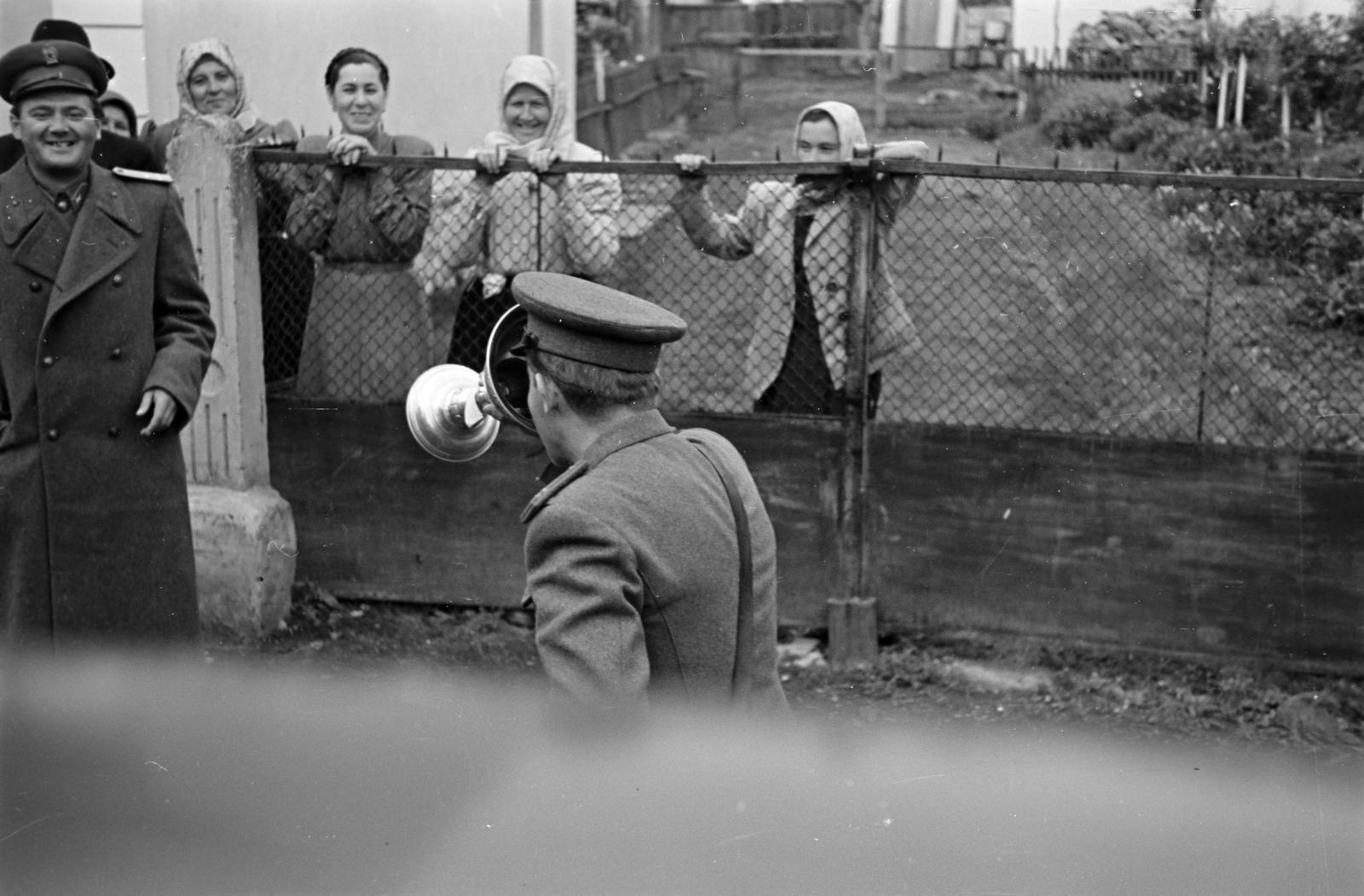 Hungary, 1950, Horváth József, soldier, drinking, women, back, goblet, peeking, Fortepan #265615
