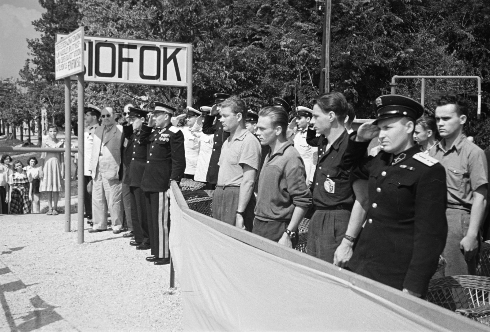 Hungary,Lake Balaton, Siófok, Augusztus 20-i ünnepség a kikötőben. A felvétel a Móricz Zsigmond, Zalka Máté és a Szamuely Tibor a Balatoni Vízirendészet Siófoki Rendőrörs szolgálati hajóinak ünnepélyes avatásakor készült., 1951, Horváth József, salute, port, sailor, Soviet soldier, Fortepan #265623