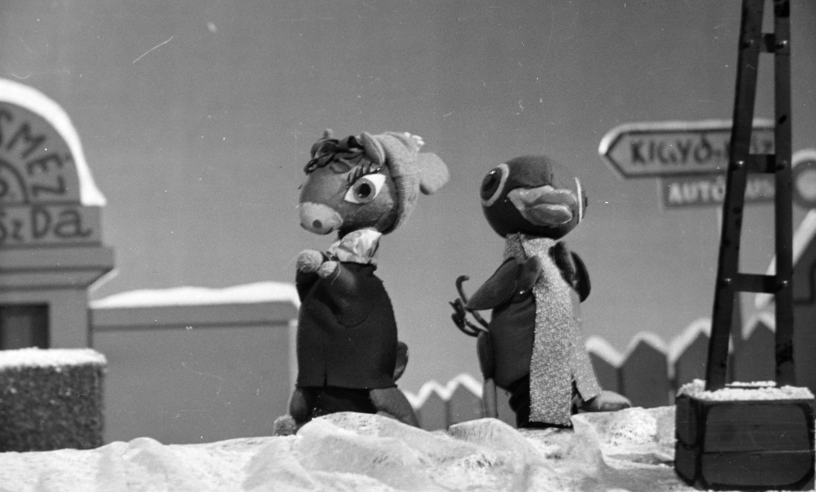 Hungary, Budapest V., MTV, a Mi újság a Futrinka utcában? című televíziós bábfilmsorozat díszlete és bábjai., 1961, Horváth József, bean, glove puppet, road signs, Budapest, Fortepan #265624